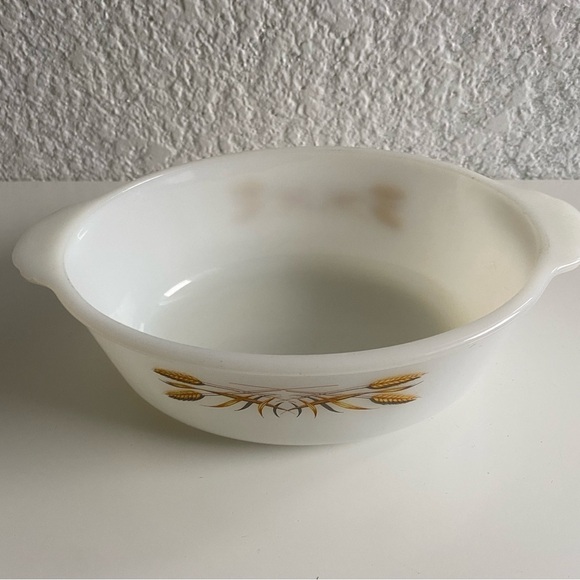 𝅺VINTAGE Anchor Hocking Fire King Wheat Milk Glass 1.5 qt. 8" Round Casserole - Picture 6 of 6